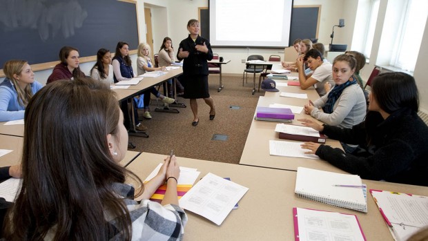 Professor of Psychology Kathy Low leads a discussion in her first-year seminar "Corporal Culture: Body and Health in America." The course addresses a variety of topics related to body and health, from body image to body dysmorphia.