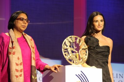 Ruchira Gupta, at left, shown with presenter Demi Moore, receives the 2009 Clinton Global Initiative award. (Apne Aap Women Worldwide)