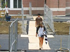 Students crossing Alumni Walk Students crossing Alumni Walk