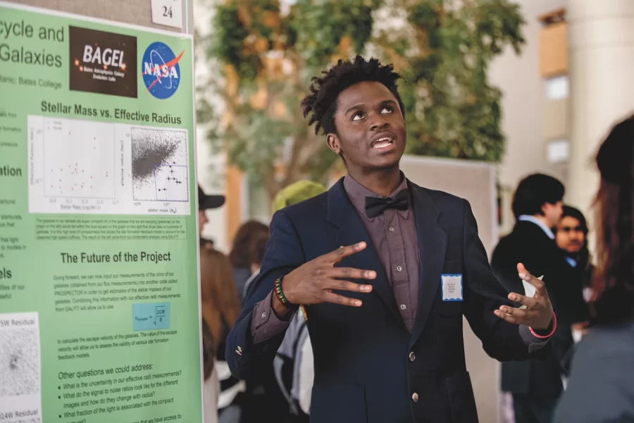 The 2018 Mount David Summit, held in Pettengill Hall.
Poster session III
Sanyo Ohene '20 discusses energetic gaseous outflows from compact starburst galaxies.