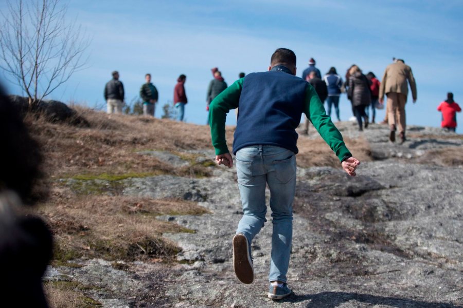 During an April reception to welcome newly admitted students to campus, a prospective member of the Class of 2022 joins other admitted students and their families for the short but steep hike up Mount David. (Phyllis Graber Jensen/Bates College)