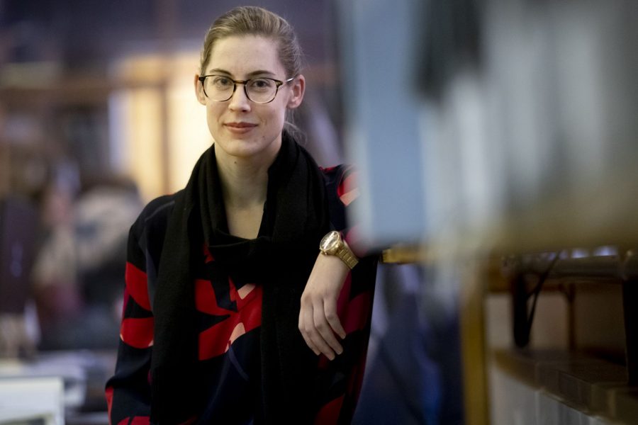 “Slavery was integral to our nation’s founding, our economy in the North and South, our universities, and our wealth,” says journalist and Bates history major Kristen Doerer ’14, seen during a campus visit in 2019 when she offered a public talk and met with history students. (Phyllis Graber Jensen/Bates College)