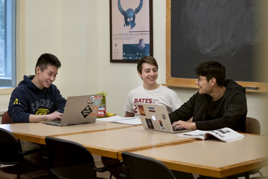 After dinner at Commons, Luis Orozco '23, Thomas Zhu '23 and Will Symmans '23 head to Pettengill for a study session. ⁣ ⁣ See them at work in the second floor classical and medieval studies lounge, where Orozco and and Zhu tackled film studies, Symmans chemistry. ⁣ ⁣