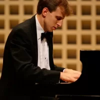 Alumni News | Pianist Duncan Cumming ’93 to perform tribute to Frank Glazer Alumni News | Pianist Duncan Cumming ’93 to perform tribute to Frank Glazer