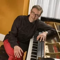 Alumni News | Kramer ’95 to perform ‘The People United Will Never Be Defeated!’ Alumni News | Kramer ’95 to perform ‘The People United Will Never Be Defeated!’