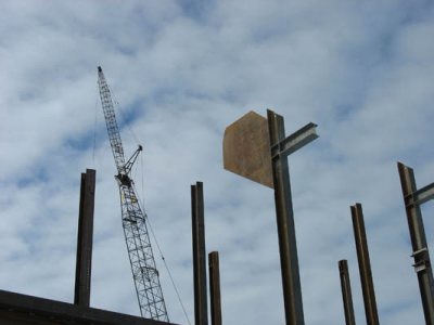 Hanging steel for the new Commons. (Doug Hubley/Bates College)