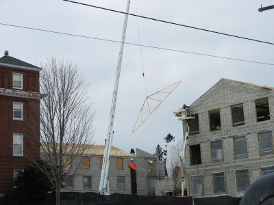 Wooden roof trusses being hoisted into place at 280 College St. (Doug Hubley/Bates College)