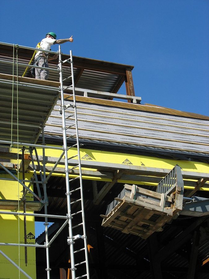 Lifting slate to the roof of the new Commons. (Doug Hubley/Bates College) 