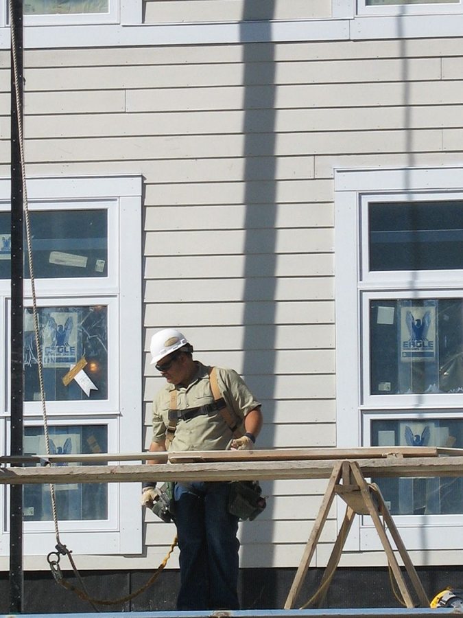 A siding installer at the new student housing. (Doug Hubley/Bates College)