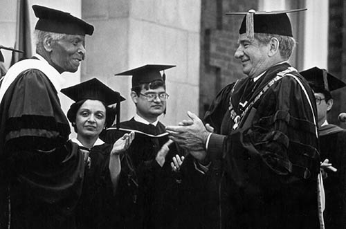 Reynolds greets Mays