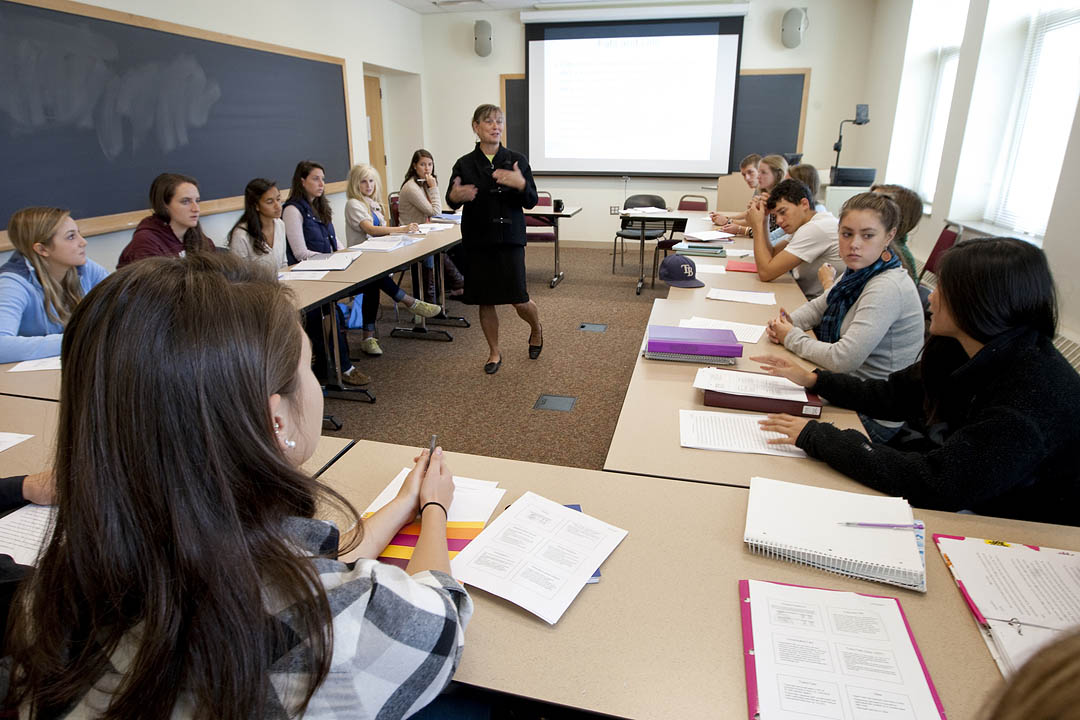 Professor of Psychology Kathy Low leads a discussion in her first-year seminar "Corporal Culture: Body and Health in America." The course addresses a variety of topics related to body and health, from body image to body dysmorphia.