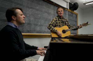 Renowned singer-songwriter Jonathan Edwards, at right, performs with Lecturer in Music Tom Snow during Snow's "Popular Composition and Arranging" class in 2013. Photograph by Michael Bradley/Bates College. 