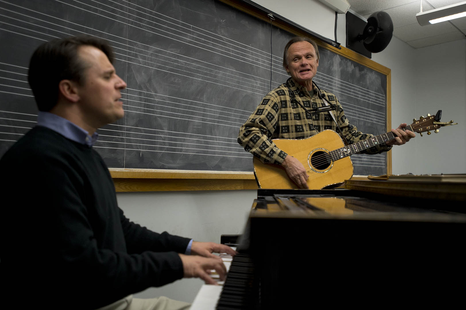 Renowned singer-songwriter Jonathan Edwards, at right, performs with Lecturer in Music Tom Snow during Snow's "Popular Composition and Arranging" class in 2013. Photograph by Michael Bradley/Bates College.
