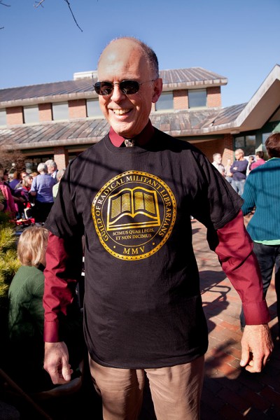 At his reception last spring, Tom Hayward wears a librarian-themed T-shirt given to him by classics students. The Latin "Scimus quae lemis, et non dicimuc" means "We know what you read and we don't tell." (Phyllis Graber Jensen/Bates College)