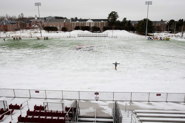 Each student standing on Garcelon Field shows an event in Earth's history.  The depth of geologic history is evident: a few students at the beginning of Earth's history (far left), then a long time before the emergence of live. (Phyllis Graber Jensen/Bates College)