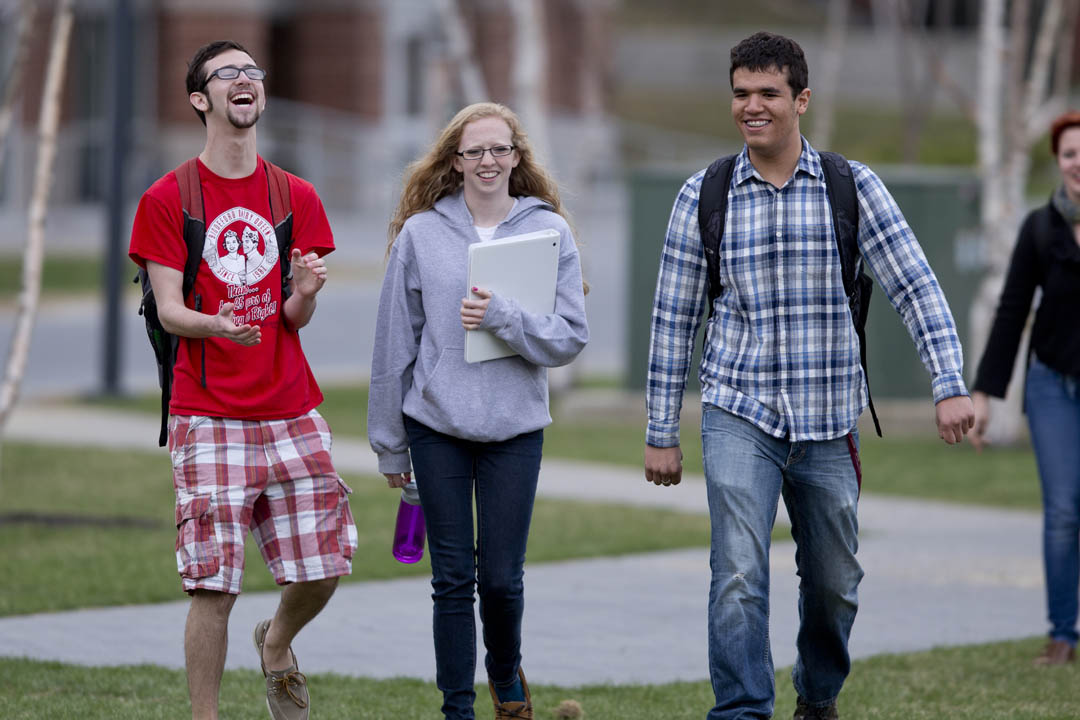 The walk to Commons for dinner is more leisurely when it's nice outside. (Phyllis Graber Jensen/Bates College)