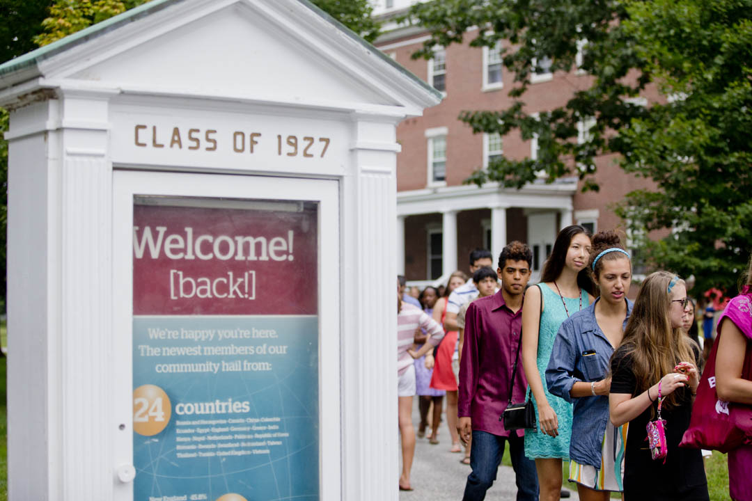 Students stream past the Mouthpiece, which features a Class of 2018 welcome poster, as they walk to the Historic Quad for Convocation on Sept. 2. (Phyllis Graber Jensen/Bates College)