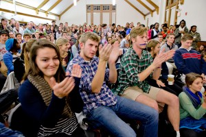 Students react during an open forum on student life held in  Memorial Commons on Oct. 21. The hour-long question and answer session drew hundreds of students. (Phyllis Graber Jensen/Bates College)