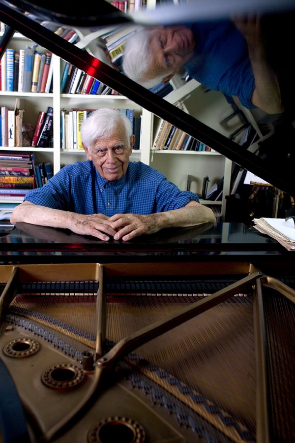 Frank Glazer, photographed at home in Topsham, Maine, in 2006. (Phyllis Graber Jensen/Bates College)