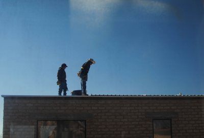 Workers on a rooftop in Marfa. (Martha Schnee '15)