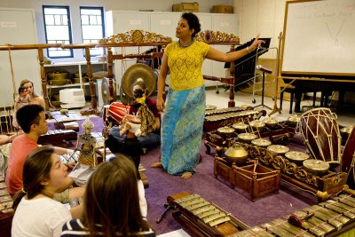 Sulo Dissanayake '09 with students in the 2015 Short Term course Performing Musical Art of Indonesia. (Phyllis Graber Jensen/Bates College)