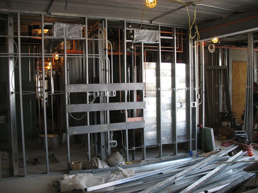 A third-floor living room at 280 College St. (Phyllis Graber Jensen/Bates College)