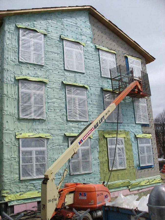 Spraying insulation on the new student housing on April 9, 2007. (Doug Hubley/Bates College)