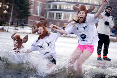 After a mild December, the first cold snap of the winter season helps to make Lake Andrews for Bobcats and all other creatures to join the Puddle Jump on Jan. 22. (Phyllis Graber Jensen/Bates College)