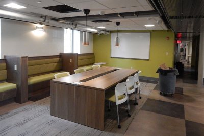 A new study lounge in the renovated basement of Smith Hall. Banquette seating is a design theme in the lounge spaces Bates has created this year. (Doug Hubley/Bates College) 