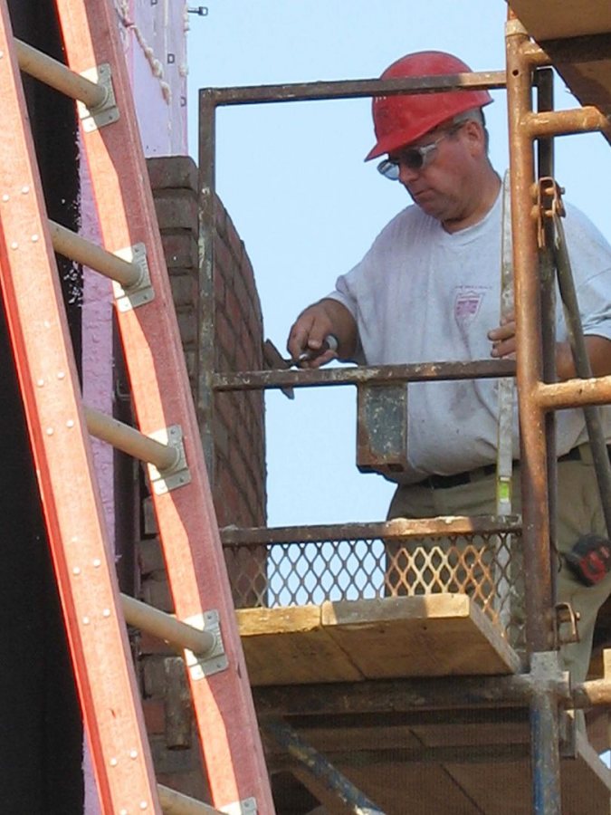 A bricklayer at Commons. (Doug Hubley/Bates College)