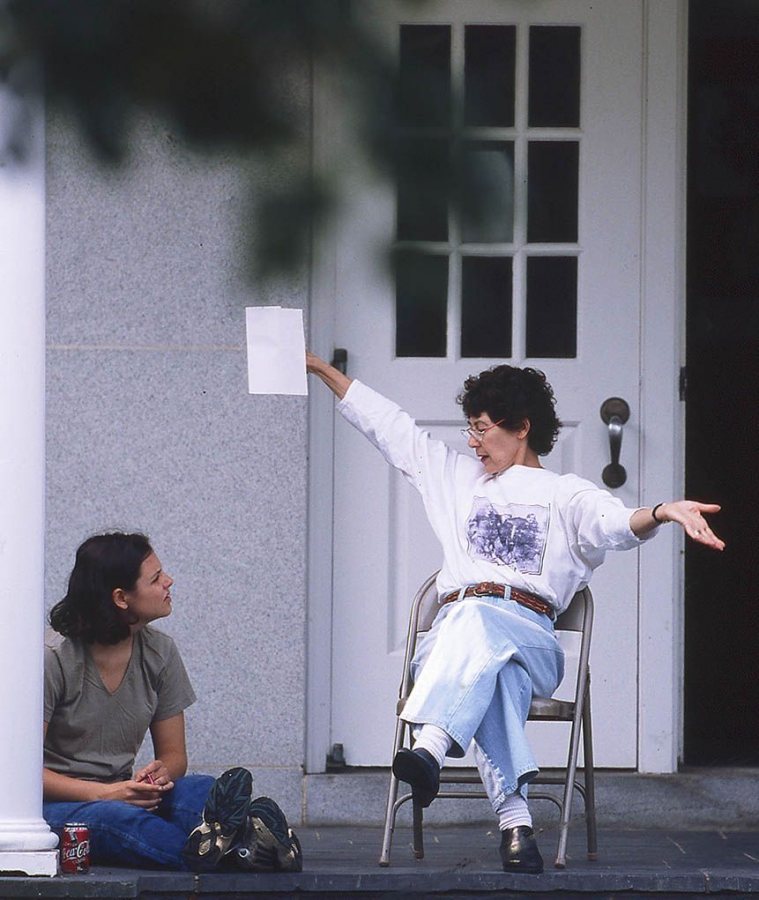 Marcy Plavin meets with a student outside Schaeffer Theatre, circa 1998. (Phyllis Graber Jensen/Bates College)