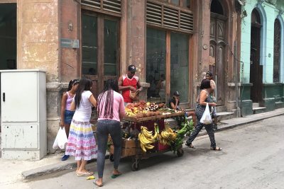 A street vendor in Havana. (Hiroya Miura)