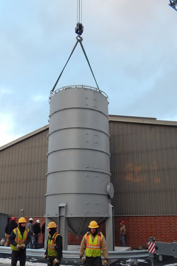 The RFO tank bolted in place next to Cutten Maintenance Center. (Doug Hubley/Bates College) 