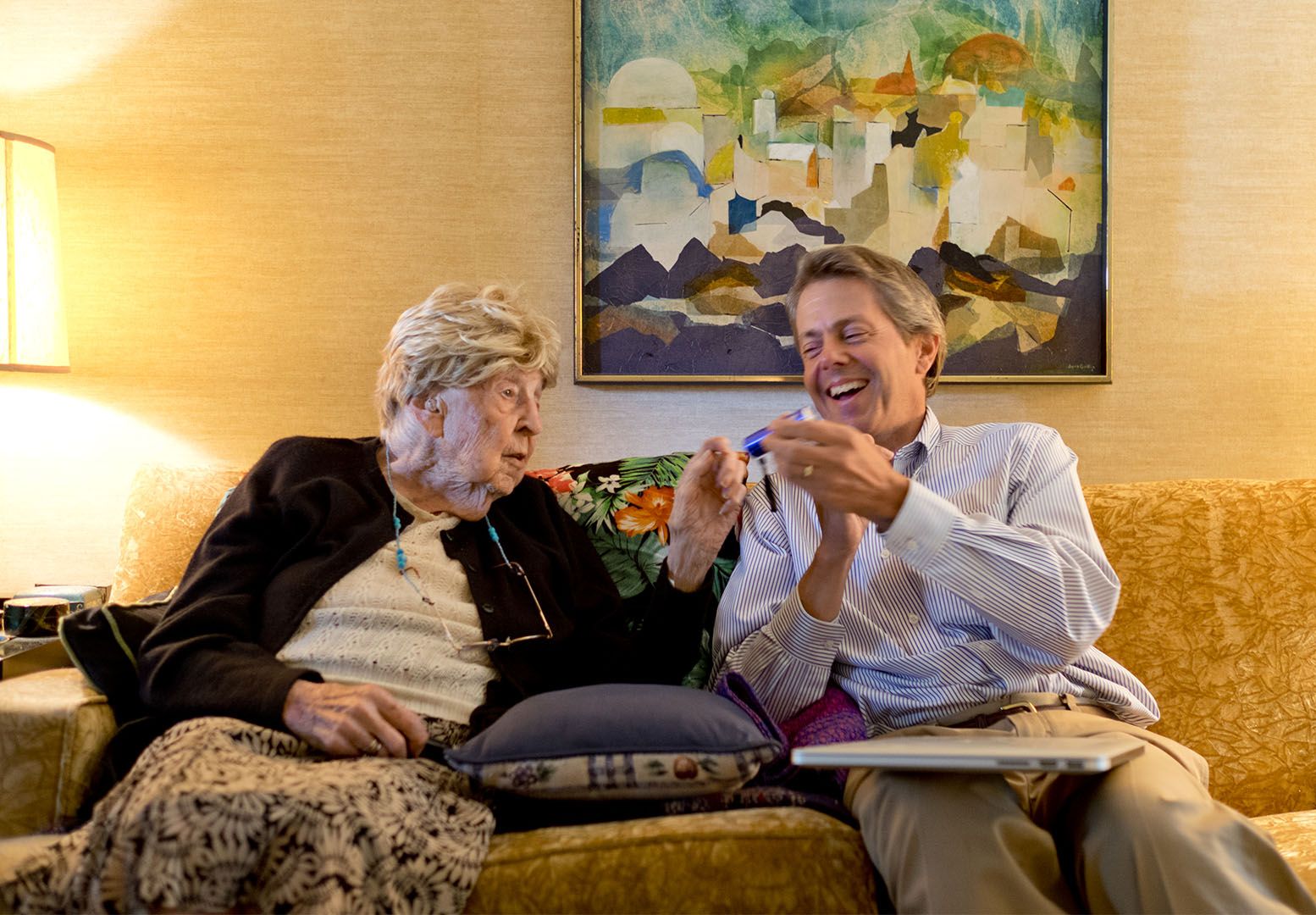 BatesNews editor Jay Burns interviews 101-year-old alumna June Lovelace Griffin, Class of 1936, for a story in September 2015. (Phyllis Graber Jensen/Bates College)