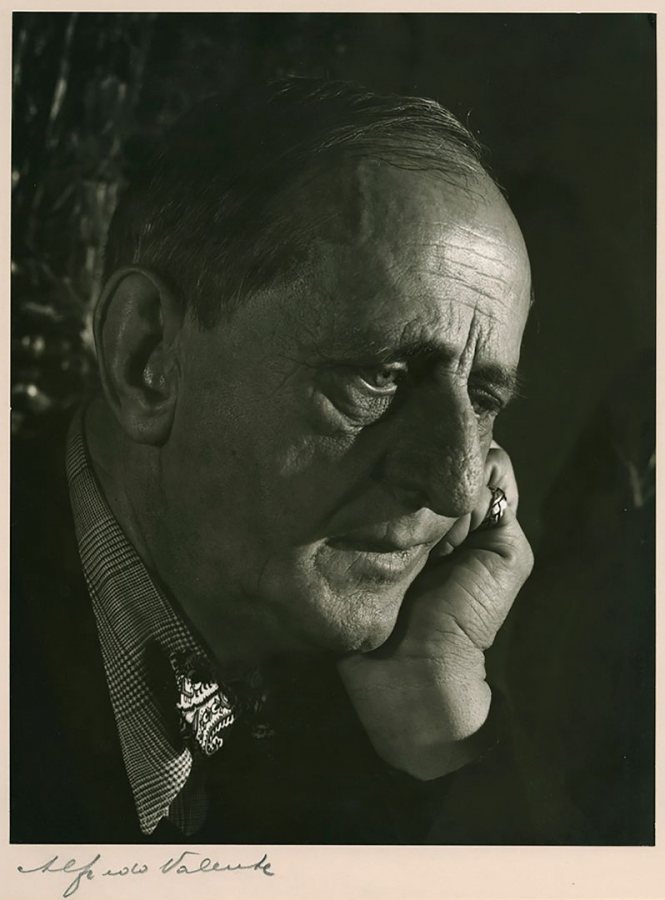 Marsden Hartley depicted in a gelatin silver print made around 1940 by by Alfredo Valente, a photographer best-known for his images of Broadway actors and actresses. (Marsden Hartley Memorial Collection, Bates College Museum of Art)