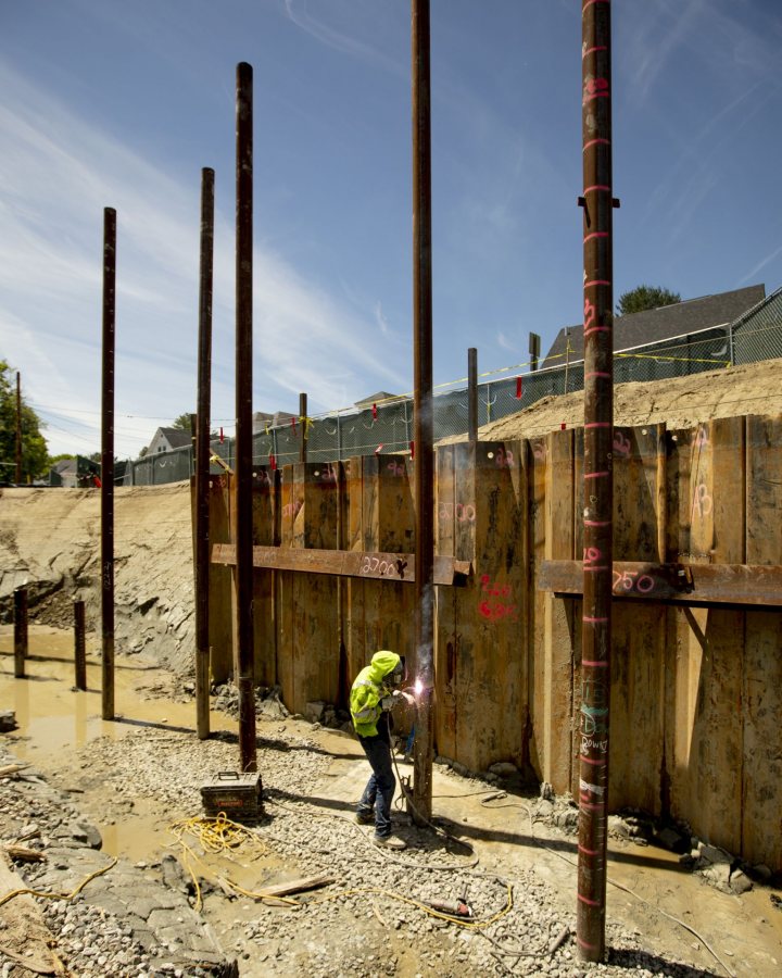 Over the summer,260 steel pipe pileslike these were driveninto the ground tostabilize the marineclay at the BonneyScience Centerconstruction site.Here, a worker weldsa second pipe ontothe first to achievethe required lengthfor driving.