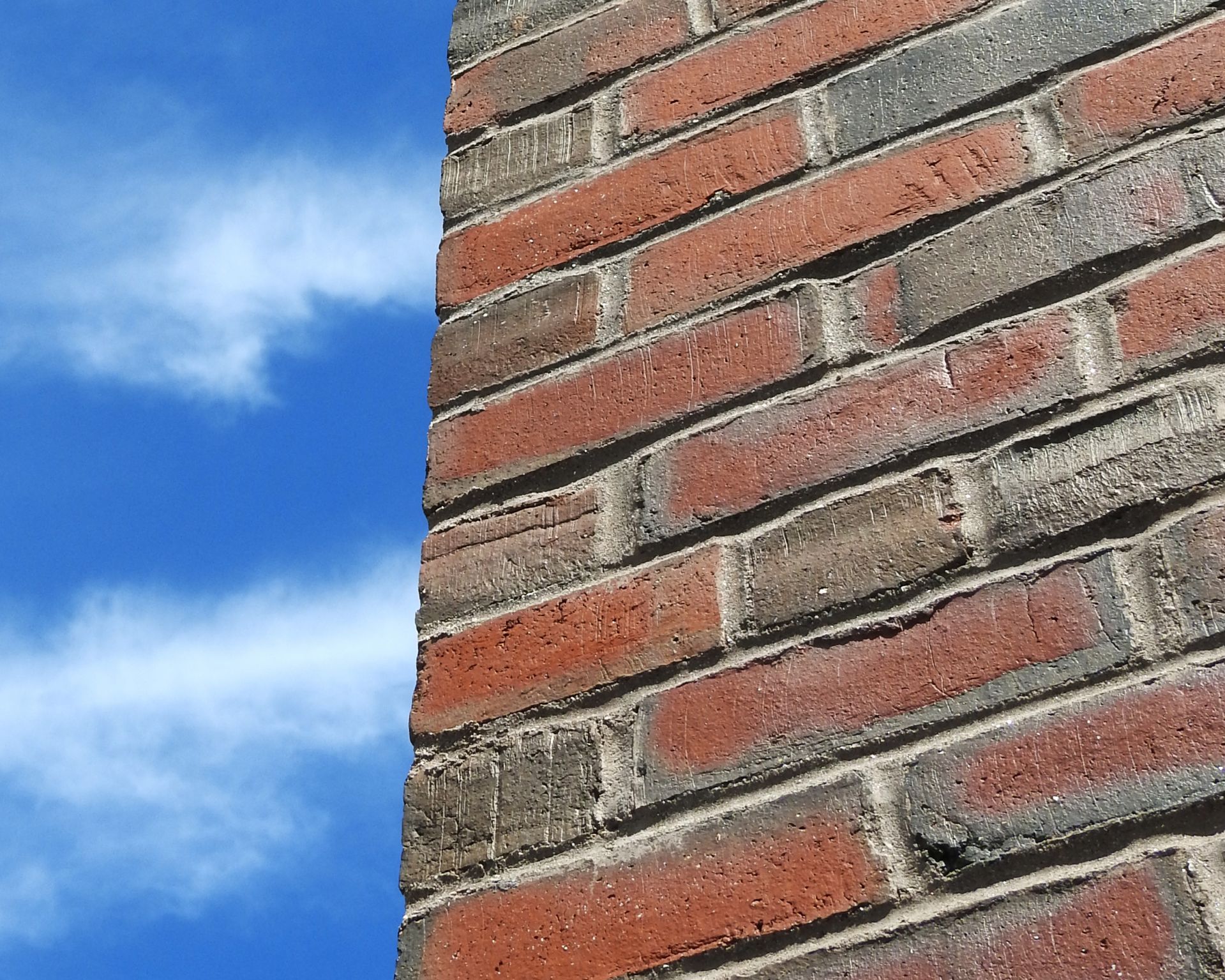 Commons is one of manyBates buildings cloaked inwaterstruck bricks sourcedfrom local clay. “No twowaterstruck brick areexactly alike,” says JasonLachance of Morin BrickCo. of Auburn. (Brickprofessionals don’tpluralize with an “s.”) (Jay Burns/Bates College)