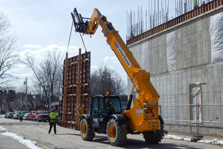 A Lull-style forklift totes a section of Symons wall form down Bardwell Street toward the Bonney Science Center service area. (Doug Hubley/Bates College)