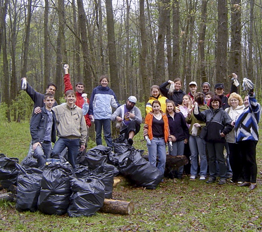 Costlow's students participate in a cleanup effort Orel. (Courtesy of Jane Costlow)