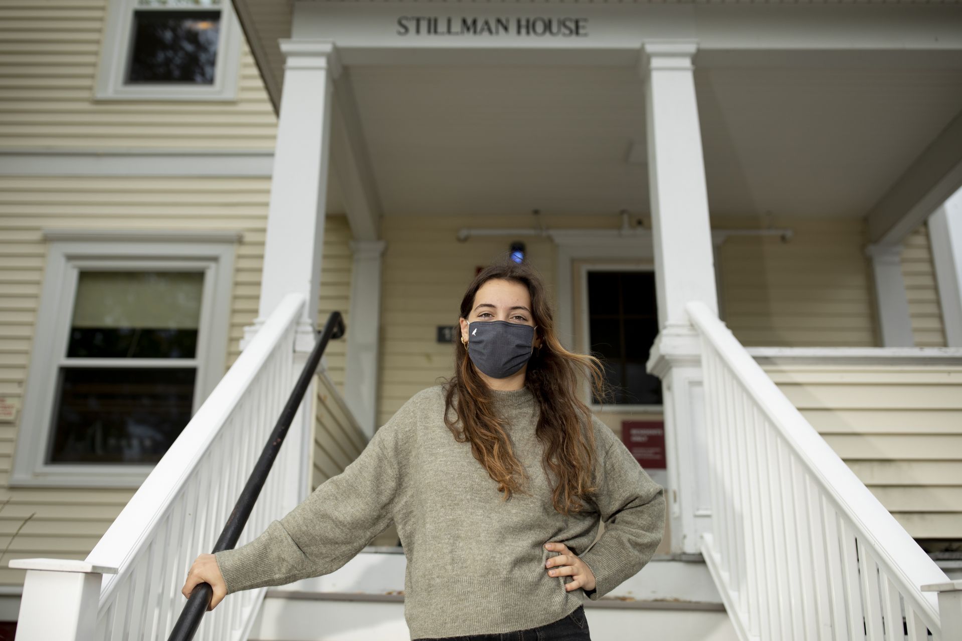 Ali Manning ‘23 of Sydney, AustraliaResidence: Stillman (substance free) at 154 Wood StreetWith four first-years who live in Stillman, playing with Grace Acton of Harvard, Mass., Ed Zuis (in white shirt) of Monmouth, Maine, and Nat Bushley of South Glastonbury, Conn.Also looking at string beans growing in Wood Street Garden across the street from Stillman.