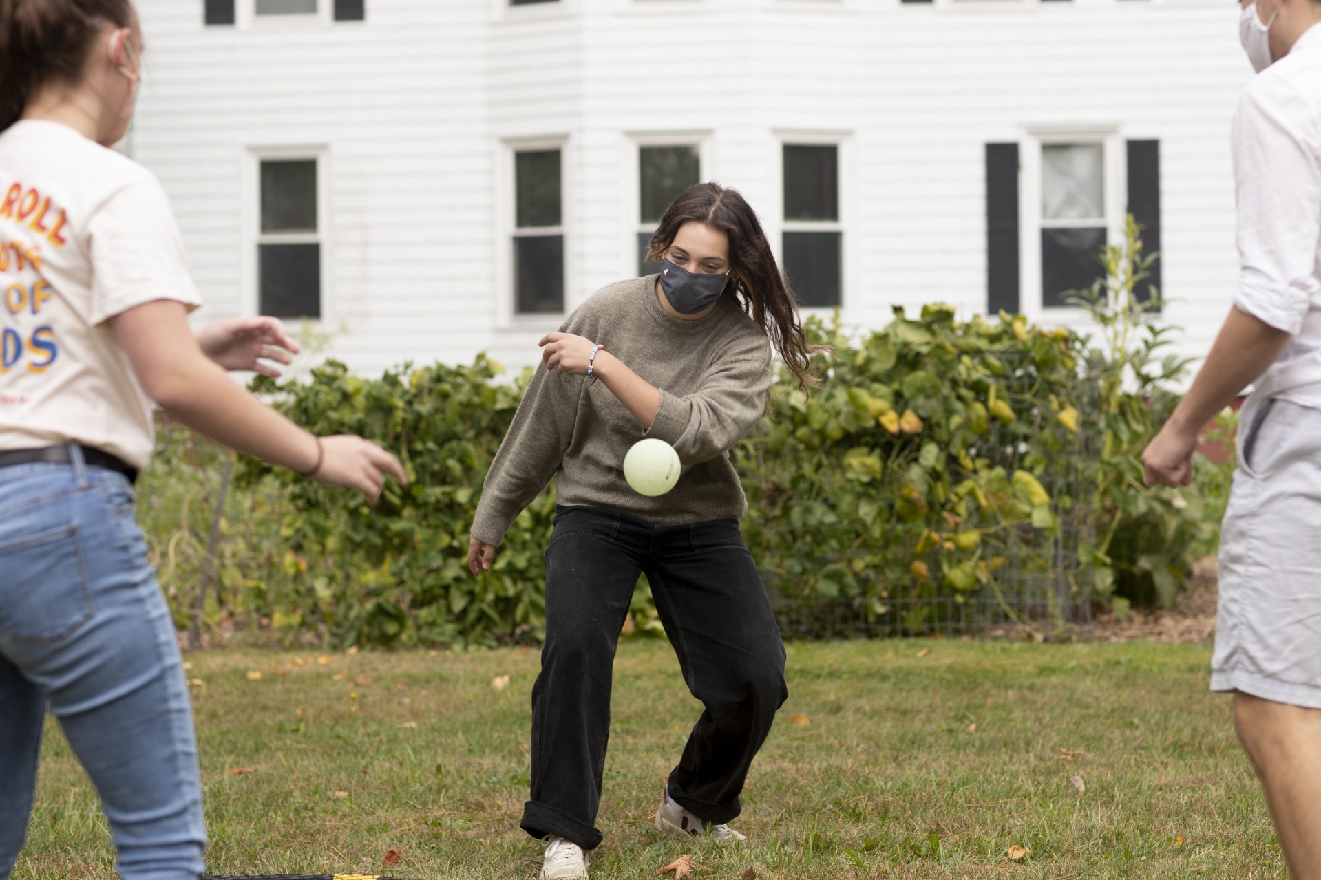 Ali Manning ‘23 of Sydney, Australia
Residence: Stillman (substance free) at 154 Wood Street

With four first-years who live in Stillman, playing  with Grace Acton of Harvard, Mass., Ed Zuis (in white shirt) of Monmouth, Maine, and Nat Bushley of South Glastonbury, Conn.

Also looking at string beans growing in Wood Street Garden across the street from Stillman.