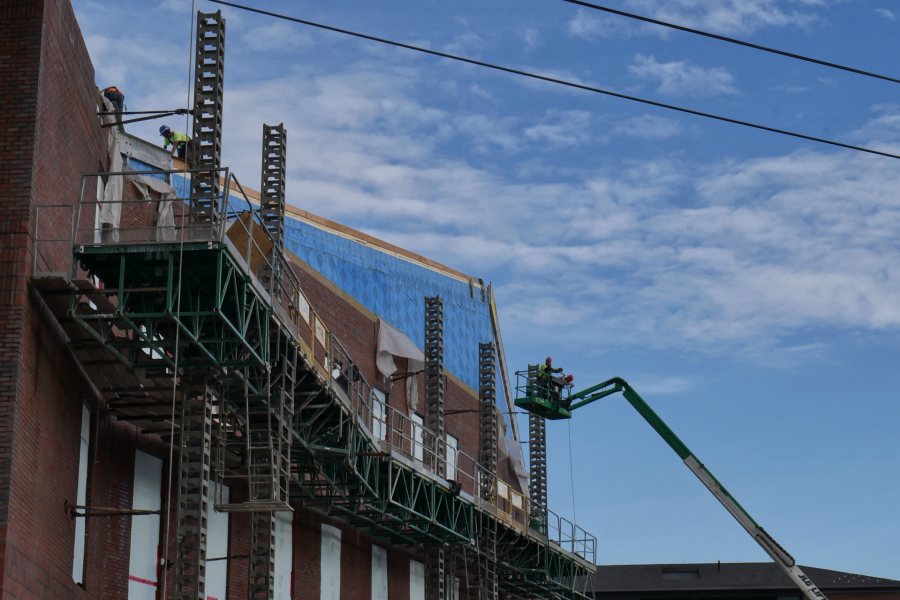 Masons and roofers at work on the south side of the science center on Oct. 22. (Doug Hubley/Bates College)