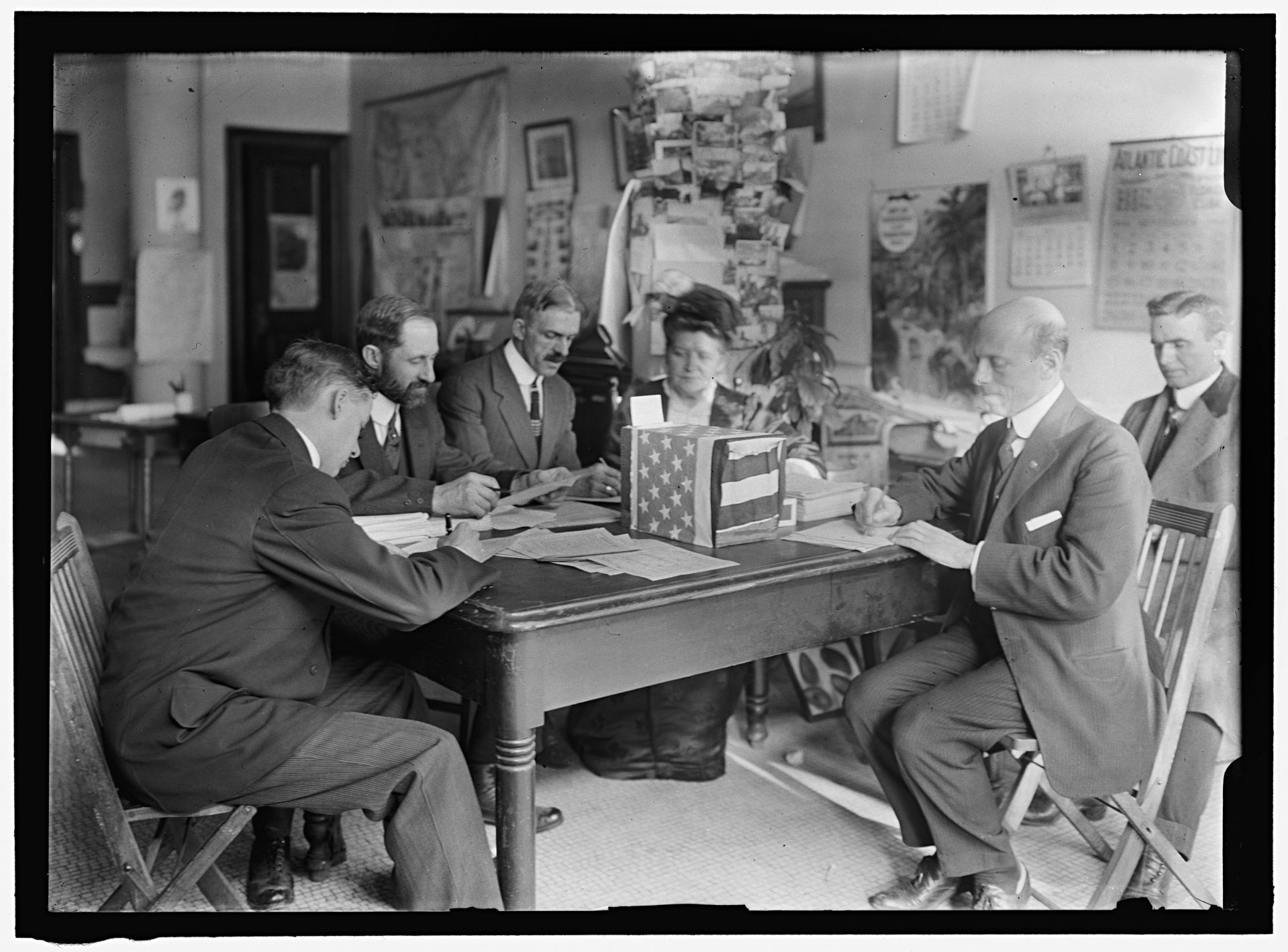 [DISTRICT OF COLUMBIA. SUFFRAGE VOTING FOR DISTRICT]Harris & Ewing, photographer. DISTRICT OF COLUMBIA. SUFFRAGE VOTING FOR DISTRICT. District of Columbia United States Washington D.C. Washington D.C, 1912. Photograph. https://www.loc.gov/item/2016864073/.