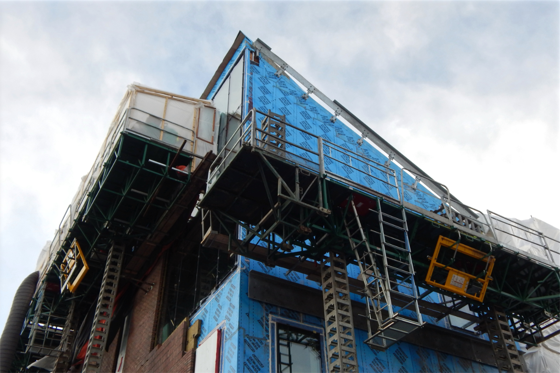 The corner of the Bonney Science Center where Bardwell Street and Campus Avenue meet is shown on Dec. 29. The metalwork atop the blue wall will support the outer lip of the rain gutter, as well as the uppermost courses of brick. (Doug Hubley/Bates College)