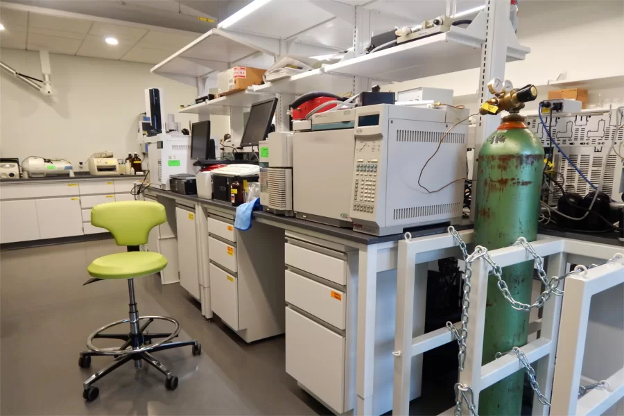 The chemistry instrumentation room in the Bonney Science Center. (Doug Hubley/Bates College)