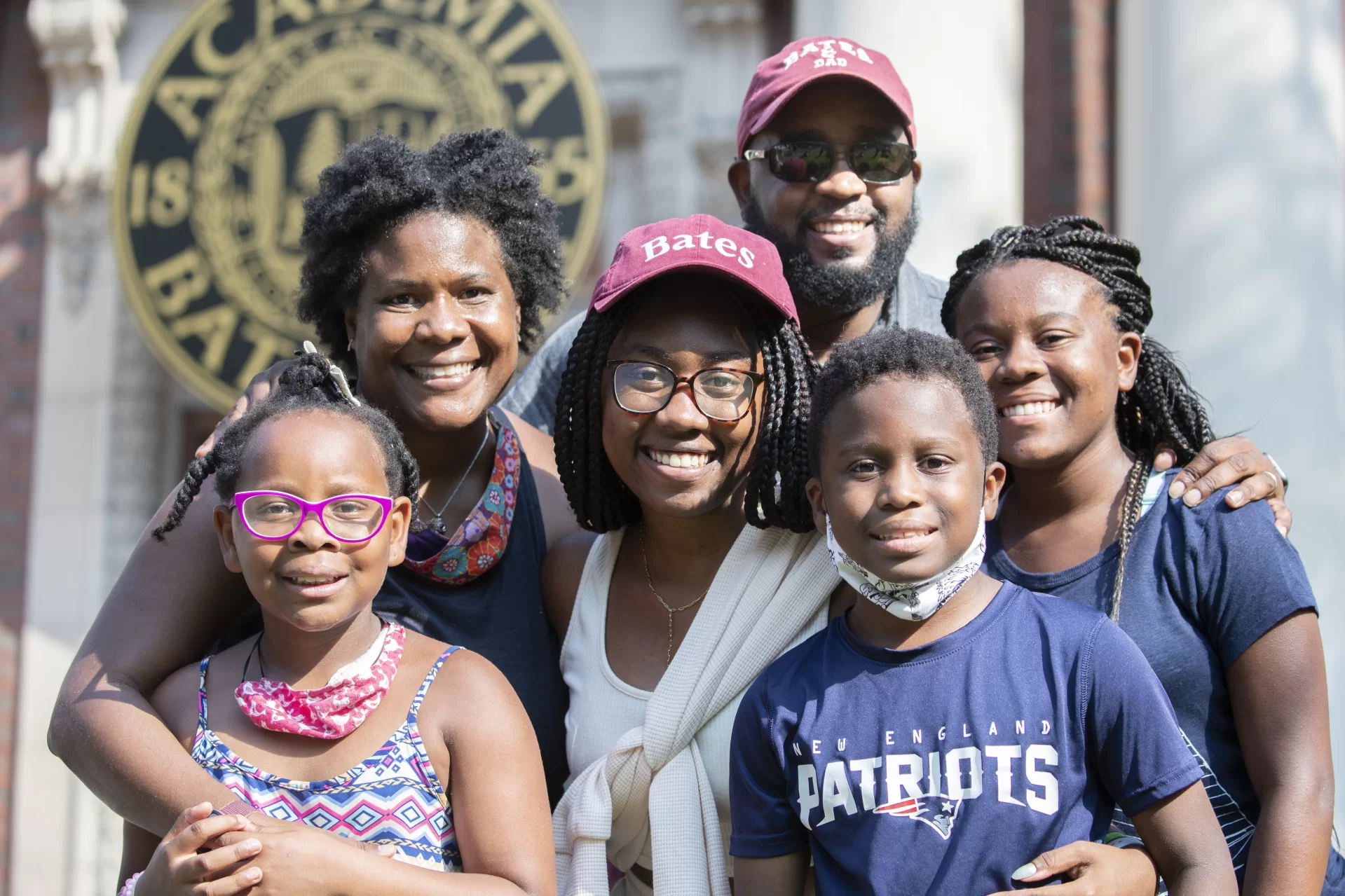 Eden Coleman ’25 of Newton Center, Mass., poses for a photograph with her family at the conclusion of President Spencer’s welcome address in front of Coram Library.  From left: sister Hammond, mother Catrice, Eden, father Kelvin, brother Gideon, and sister Farrah.