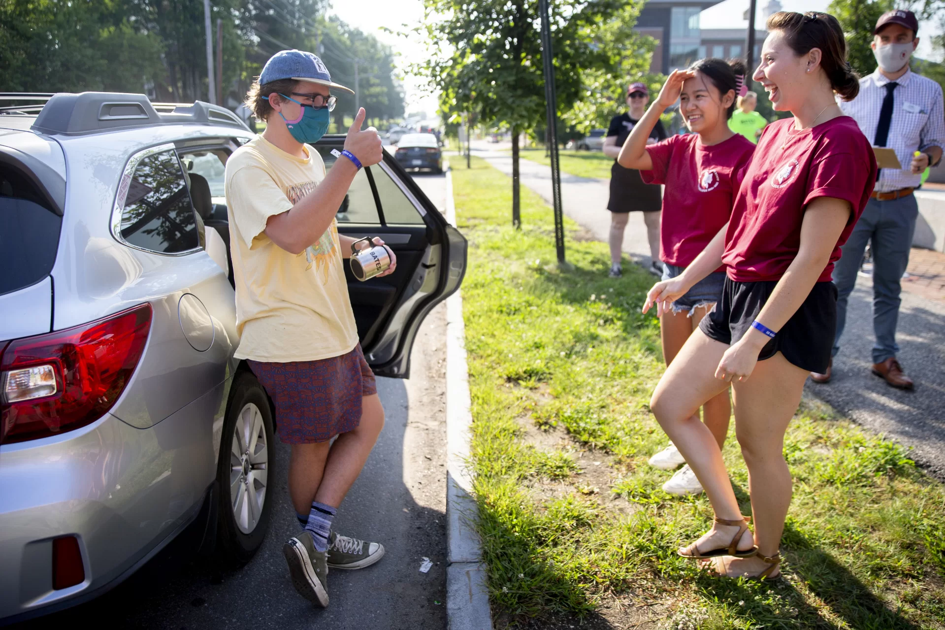 Garrett Glasgow ’25 of Salt Lake City, Utah, offers a thumb up to junior advisers Nissim Gurung ’24 of Pokhara, Nepal, and Lauren Farrell ’24 of Middletown, Conn.