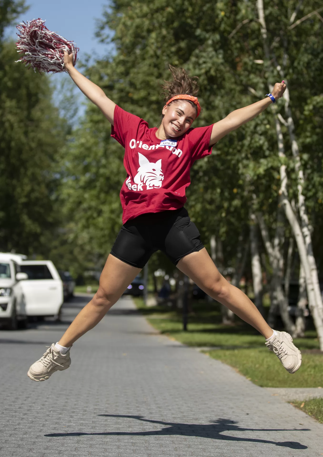 Katia Ryan ’23 of Amsterdam, NY, provides welcome-to-Bates energy as new students and their families arrive on Alumni Walk to move into Parker Hall.