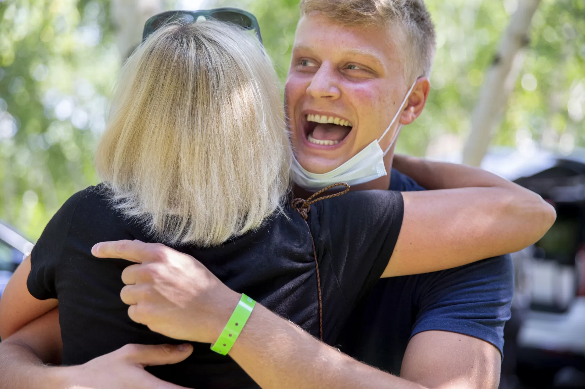 Drew Sachs ’25 of Newburyport, Mass., recognizes a family friend upon arrival at his first-year residence, Parker Hall, on Alumni Walk. She is the mother of Jb Whiteley ’25 of Tampa, Fla.