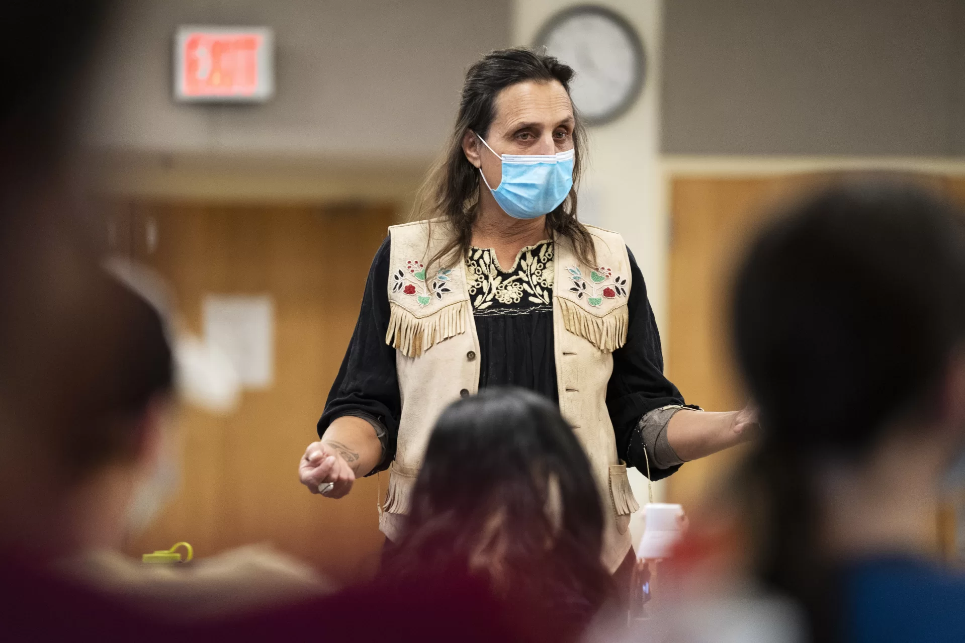Students listen to speaker Winona LaDuke in Keck Classroom on October 26, 2021. (Theophil Syslo | Bates College)